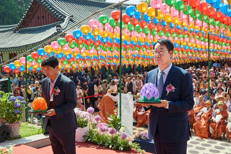 정명근 화성시장 후보의 봉축법요식 참석 모습. /선거캠프