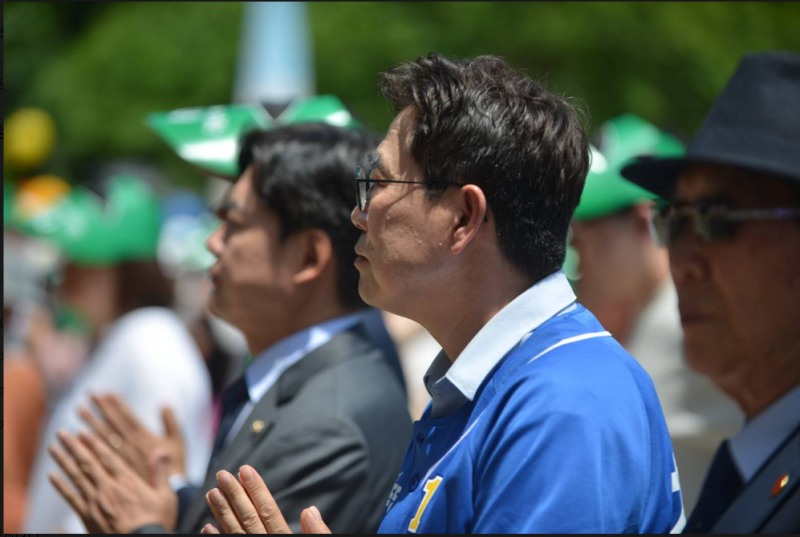최원용 평택시장 후보가 24일 부처님오신날을 맞아 지역 사찰을 방문, 법요식에 참석하는 등 불심잡기에 나섰다./선거캠프