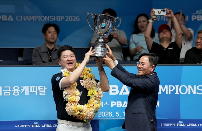 우승 트로피를 든 조건휘(왼쪽)와 기동호 우리금융캐피탈 대표이사 / 사진=PBA 제공