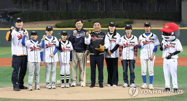 시민과 기념 촬영하는 김두겸 울산시장·허구연 KBO 총재 / 사진=연합뉴스