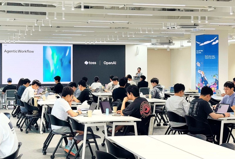 지난 15일 서울 강남구 토스 신논현 오피스에서 진행된 토스와 오픈AI와의 협업 세션에서 팀원들이 현장 참여하고 있다./토스