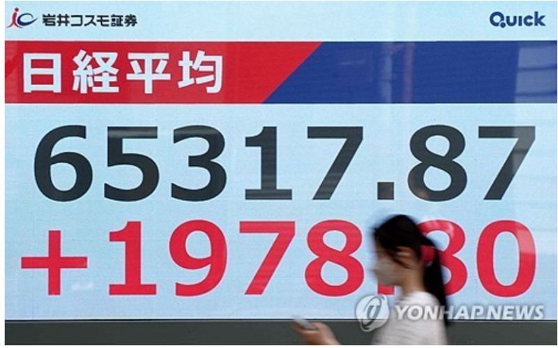 닛케이지수가 25일 미-이란 휴전 기대감에 3% 가까이 급등하며 사상 처음 65000선을 돌파했다. 사진=AFP, 연합뉴스