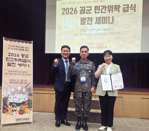 왼쪽부터 풀무원푸드앤컬처 이동훈 대표, 공군본부 군수참모부장 정창근 소장, 풀무원푸드앤컬처 공군 제3훈련비행단 공임순 매니저.