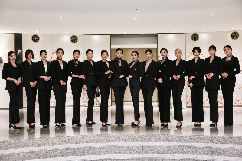 사진은 왼쪽부터 이다연, 이다령, 유리안, 안리나, 이영, 한채이, 도민서, 이현진(한국모델협회 레이싱모델분과장), 오아희(임원), 제바, 안지아, 서윤아(임원), 황서현, 김세미, 한지우. (주)코리아레이싱모델협회 사진제공