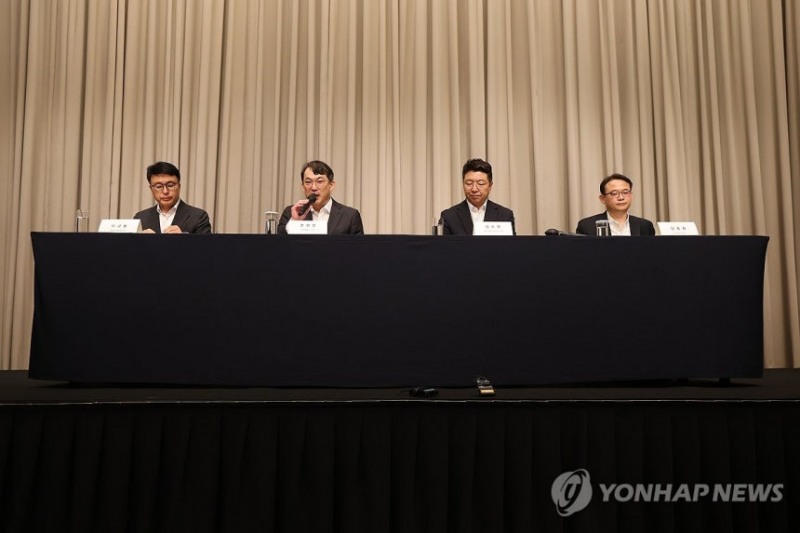 왼쪽부터 신세계그룹 이규봉 경영지원총괄 전무, 전상진 경영총괄 부사장, 김수완 대외협력본부장 부사장, 양종환 감사팀장 상무