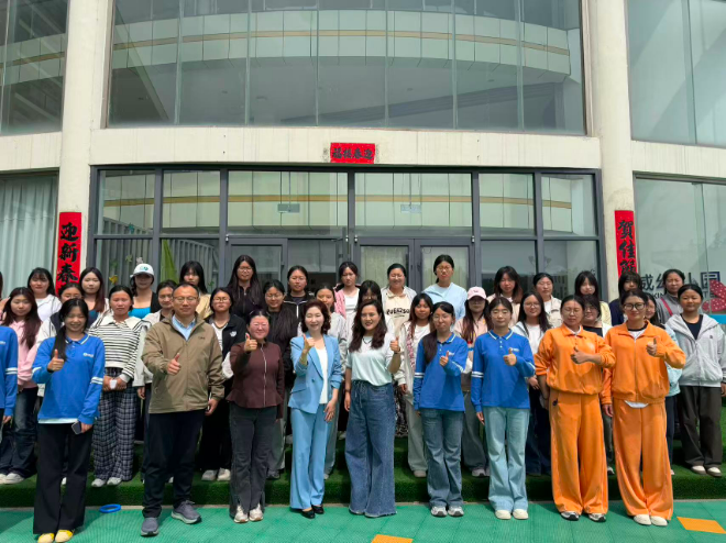 성결대학교 유아교육과 김수희 교수(앞줄 가운데)가 중국 웨이하이직업대학 학생 및 관계자들과 기념촬영을 하고 있다. (사진제공=성결대)