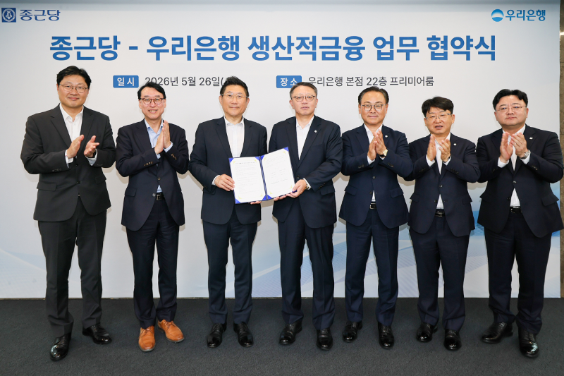 (왼쪽부터)종근당 박영준 재무부장, 김홍배 재무본부장, 김영주 대표이사, 정진완 은행장, 배연수 기업그룹장, 송용섭 여신지원그룹장, 장원영 중앙기업영업본부장이 26일 우리은행 본사에서 업무협약을 체결한 뒤 기념촬영을 하고 있다./우리은행