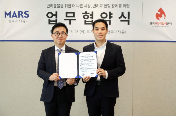 좌측으로부터 한국고양이혈액센터 김형준 센터장, 한국마즈(유) 이두호 대표이사