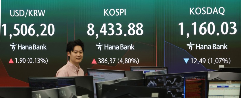 27일 서울 중구 하나은행 딜링룸 현황판에 코스피 등이 표시되고 있다./연합뉴스