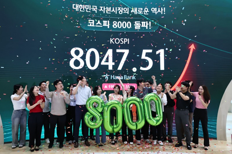 26일 서울 중구 하나은행 딜링룸 현황판에 코스피 등이 표시되고 있다. 이날 코스피는 전 거래일 대비 199.80포인트(2.55%) 오른 8,047.51에 장을 마쳤다. / 사진=연합뉴스