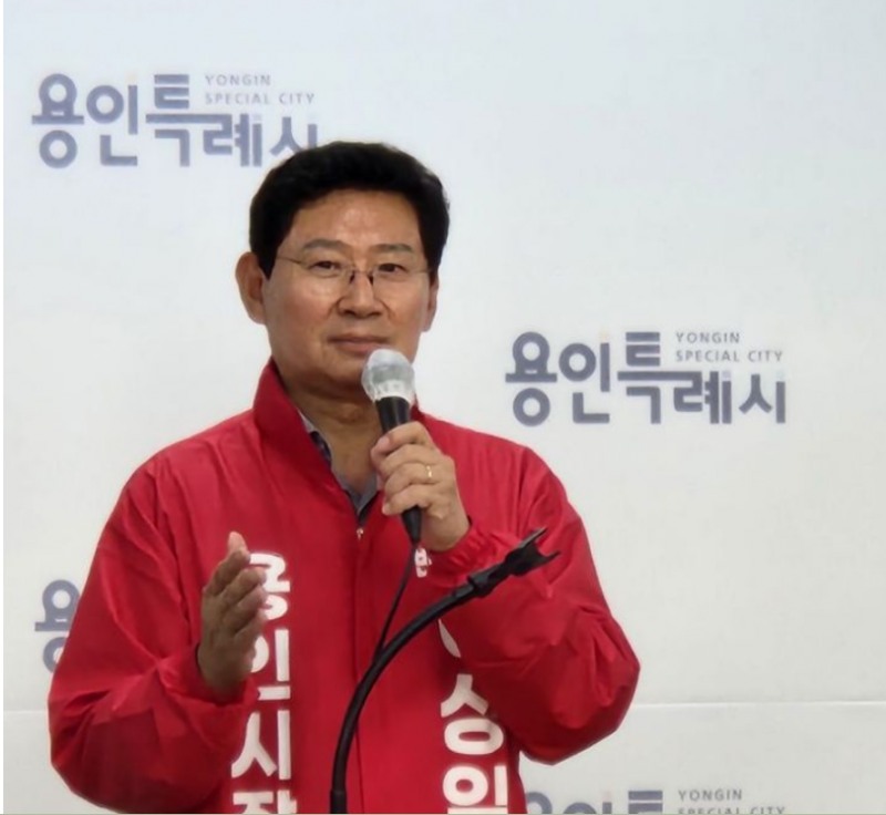 이상일 용인시장 후보가 27일 용인시청 브리핑룸에서 긴급 기자회견을 하고있다. /송인호 기자