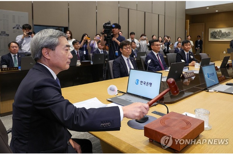 신현송 총재 취임이후 28일 첫 금통위에서 기준금리를 동결했지만 향후 금리인사 가능성을 강력하게 시사했다. 사진=공동취재단