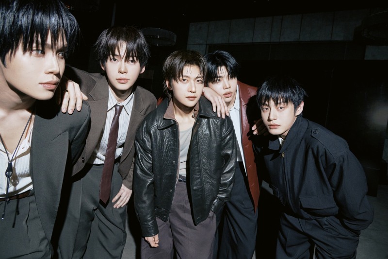 제로베이스원, ‘TOP 5’로 첫 음악방송 정상…日 오리콘 주간 앨범 랭킹 1위 직행