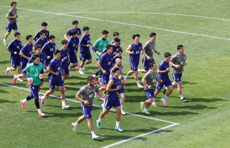 본격적인 몸풀기. / 사진=연합뉴스