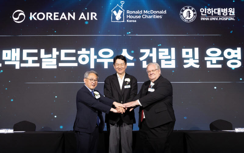(왼쪽부터)이택 인하대병원 원장, 조원태 한진그룹 회장, 제프리 존스 한국로날드맥도날드하우스(RMHC) 회장 (사진=한진그룹)