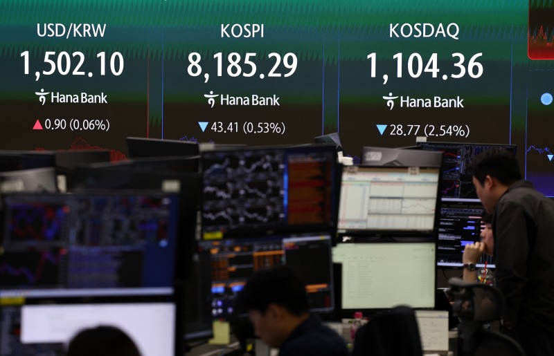 코스피가 전 거래일 대비 43.41포인트(0.53%) 내린 8185.29에 장을 마감한 28일 서울 하나은행 본점 딜링룸에서 딜러들이 업무를 보고 있다./연합뉴스