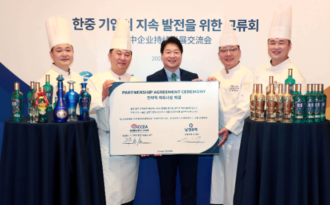 사진=(좌측부터) 한국중찬문화교류협회 최충현 셰프(포시즌스호텔 서울 ‘유유안’ 부 총괄 셰프) / 구광신 셰프(협회장, 파크루안 총괄 셰프) / 남경무역 유호성 대표 / 우덕상 셰프(한화호텔앤드리조트 ‘백리향’ 총괄 셰프) / 표지훈 셰프(‘대황하’ 오너 셰프)