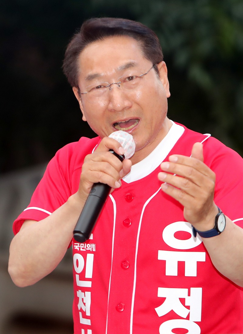 28일 옛시민회관쉼터에서 열린 총집결 집중유세에서 유정복 인천시장 후보가 눈시울을 붉히며 지지를 호소하고 있다./정복캠프