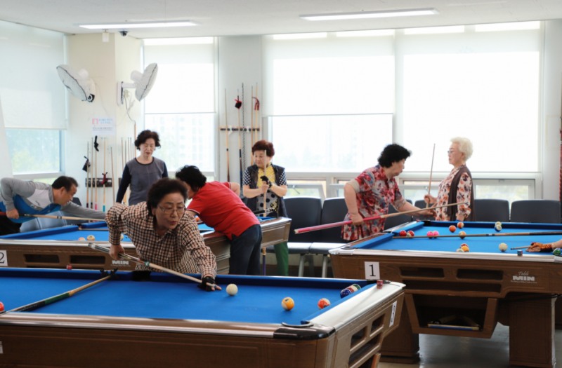 포켓볼을 즐기는 어르신들