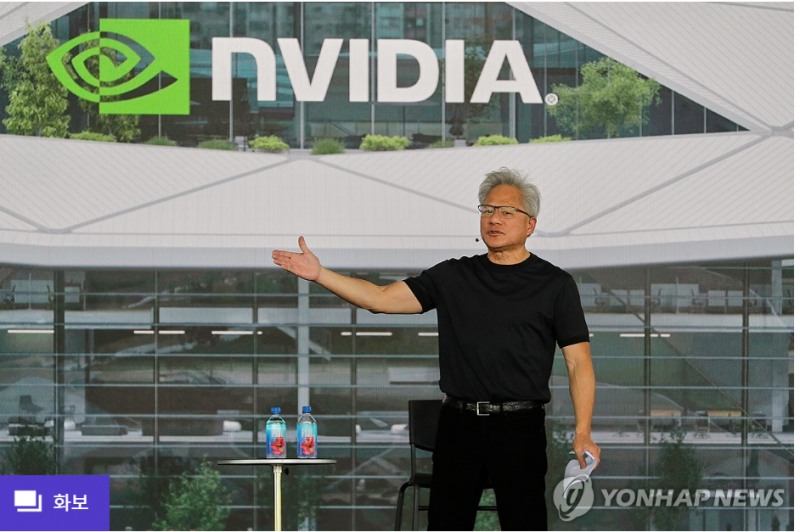 젠슨 황 엔비디아 CEO가 다음달 한국을 찾아 '제2의 깐부회동'이 이뤄질 지 주목된다. 사진=연합뉴스