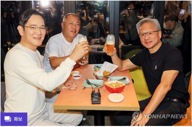 큰 화제를 모았던 젠슨 황 CEO, 이재용 삼성회장, 정의선 현대차회장의 '깐부회동' 장면. 사진=연합뉴스