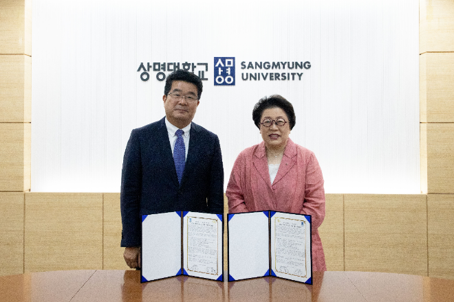 협약식 사진. (좌측부터) 송형종 서울문화재단 대표이사, 김종희 상명대 총장. (사진제공=상명대)