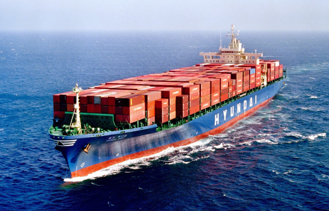 CRS(China Russia South Service) 노선에 투입되어 극동 러시아 항로 개척의 주역으로 활약한 현대상선의 4700TEU급 컨테이너 운반선 ‘현대 유니티(Hyundai Unity)’호. 이 선박은 2016년 한국~중국~러시아 신규 항로에 투입되어 블라디보스토크항 개항 이래 최초로 입항한 파나막스급 대형 컨테이너선 기록을 세웠다. 또한 현대 유니티호는 2013년) 호주 브리스베인에서 대만으로 향하던 중 필리핀 인근 해상에서 조난당한 10명을 구조했으며, 그 공로로 미국 해안경비대(USCG)로부터 공식 감사패를 받았다. 사진= HMM 50년사