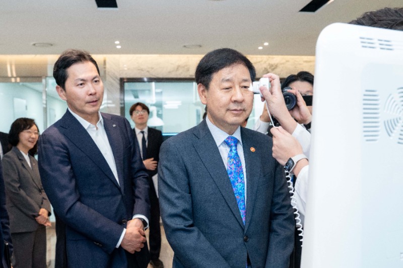 한국콜마 종합기술원을 방문한 구윤철 경제부총리가 한국콜마가 개발한 AI 피부진단 기기인 ‘카이옴’을 체험하고 있다