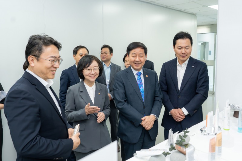 한국콜마 종합기술원을 방문한 구윤철 경제부총리(오른쪽에서 두 번째)와 오유경 식품의약품안전처장(오른쪽 세 번째)이 윤상현 콜마그룹 부회장(오른쪽 첫 번째)과 함께 연구소를 둘러보고 있다