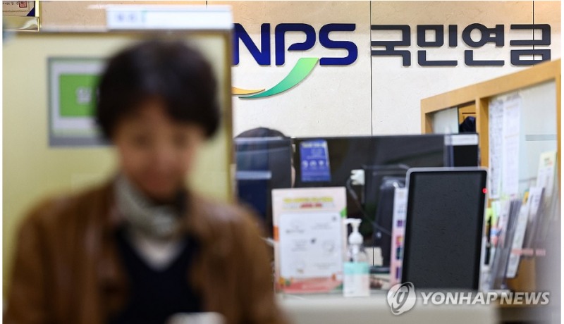 국민연금이 28일 국내 주식보유 비중을 확대하기로 결정하면서 매물 폭탄 우려를 크게 줄였다는 게 증권가의 대체적인 평가다. 사진=연합뉴스