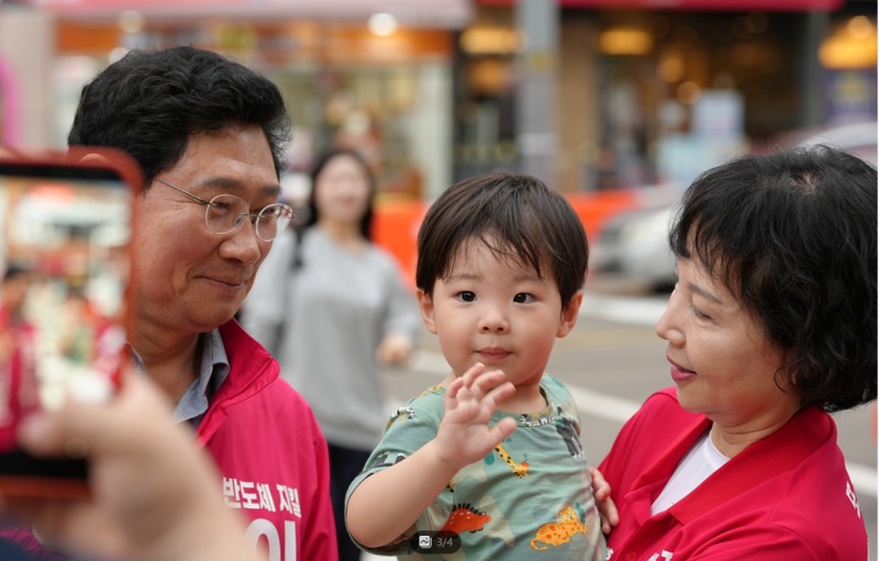 시민들과 함께 하고 있는 이상일 용인시장 후보. /선거캠프