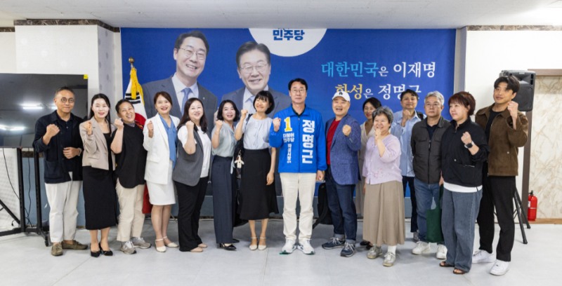 정명근 화성시장 후보가 화성시 사회적기업 협의회 관계자들과 기념촬영을 하고있다. /선거캠프