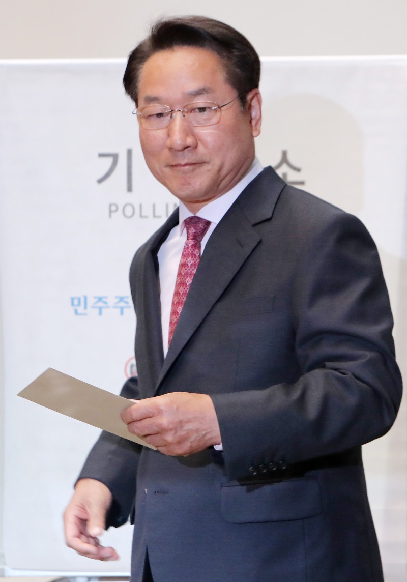 29일 유정복 인천시장 후보가 미추홀구 주안1동 사전투표소에서 기표를 마친 뒤 투표함으로 향하고 있다./정복 캠프