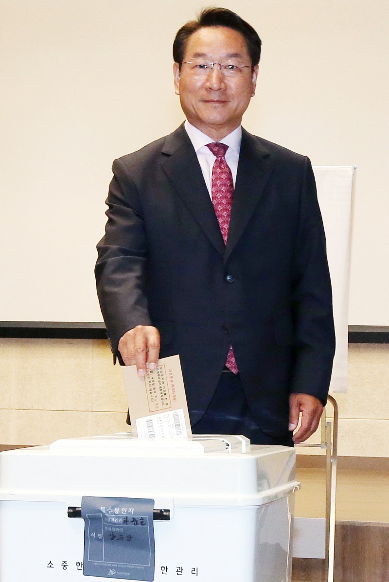 29일 유정복 인천시장 후보가 미추홀구 주안1동 사전투표소에서 투표를 마친 뒤 투표용지를 투표함에 넣고 있다./정복캠프