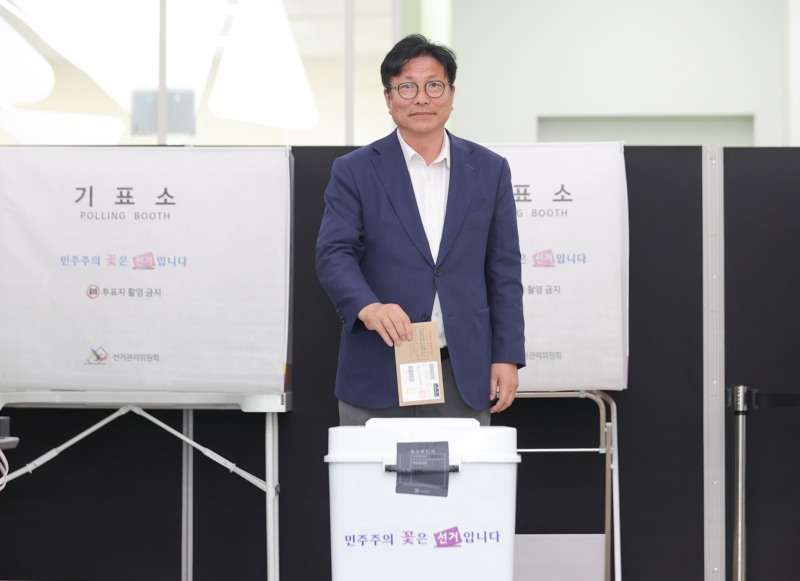 29일 미추홀구 평생학습관 주안4동 사전투표소에서 도성훈 인천시교육감 후보가 사전투표를 하고 있다./학생성공캠프