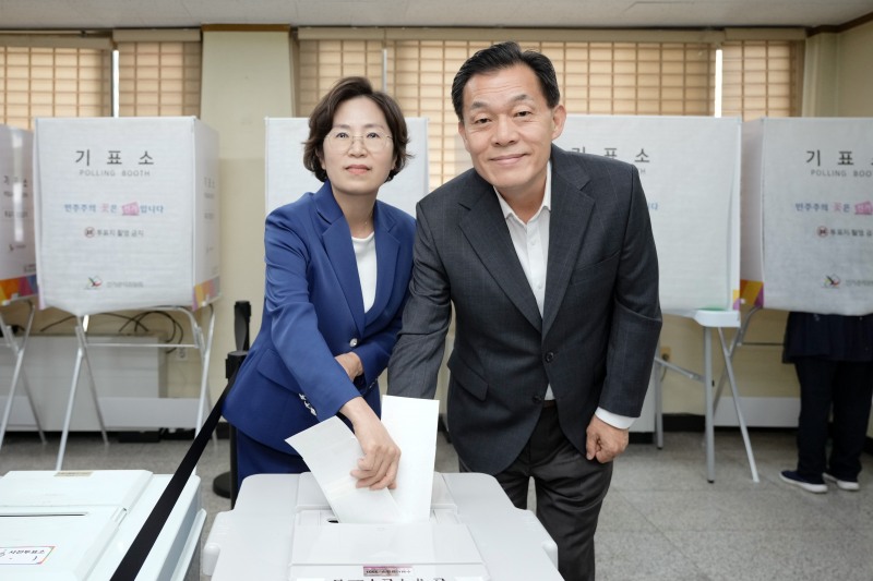 이재준 더불어민주당 수원시장 후보와 배우자 이지영씨가 행궁동 사전투표소에서 함께 사전투표를 하고 있다./선거캠프