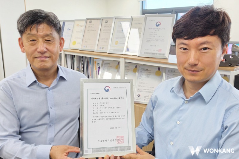 강태영 ㈜원강(WONKANG) 대표가 이노비즈(INNOBIZ) 인증서를 들고 기념촬영을 하고있다. 사진=(주)원강 제공