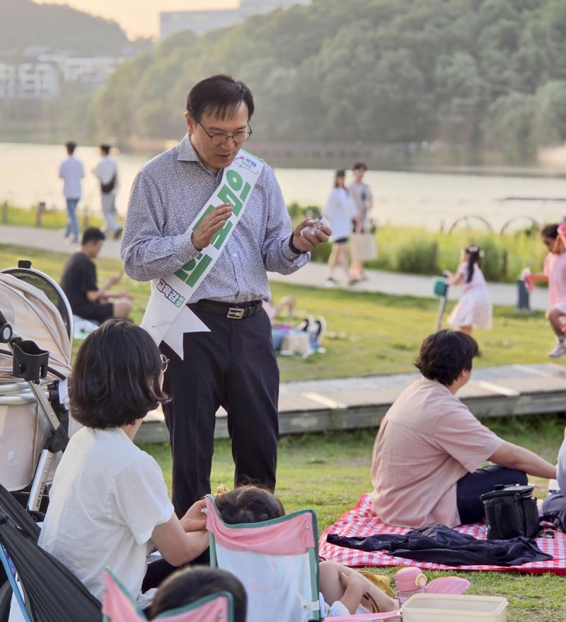 임태희 경기도교육감 후보가 시민들과 대화를 하고있다. /임태희 미래교육캠프