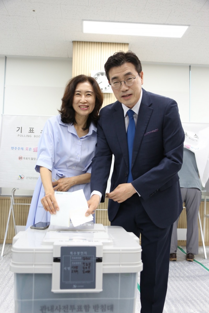 최원용 평택시장 후보 부부가 29일 사전투료를 하고있다. /선거캠프