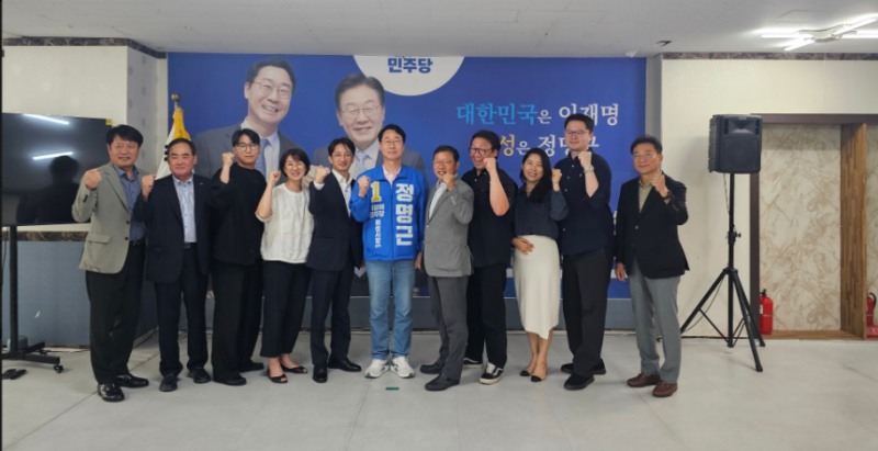 화성시 전세버스대표자협의회와 정책 간담회를 가진후 참석자들과의 기념촬영 모습ㅂ./선거캠프