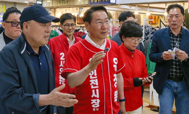 29일 유정복 인천시장 후보가 부평지하상가를 찾아 상인들과 대화를 나누며 현장 애로사항을 청취하고 있다./선거캠프