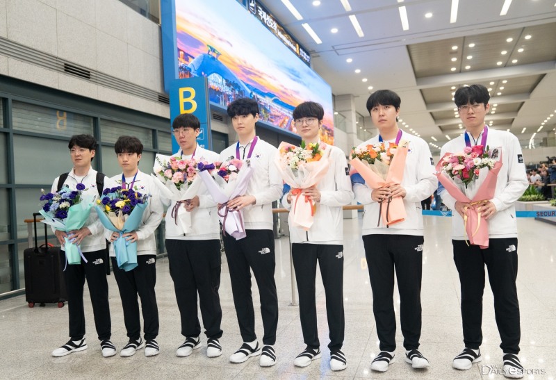 항저우 아시안게임서 금메달을 획득했던 LoL 팀.