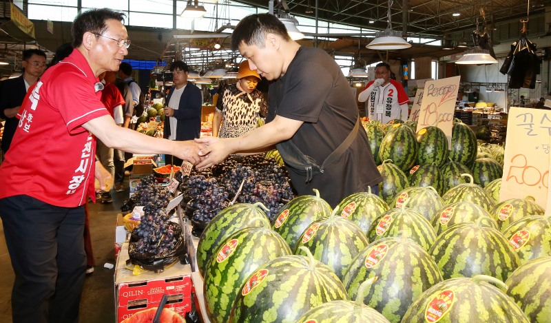 상인과 소통하고 있는 유정복 인천시장 후보. /정복캠프
