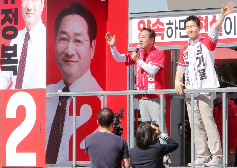 시민들에게 지지를 호소하고 있는 유정복 인천시장 후보./선거캠프
