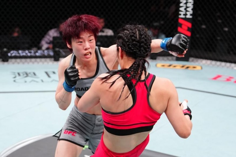 둥화샹을 몰아붙이는 박보현(왼쪽). / 사진=연합뉴스
