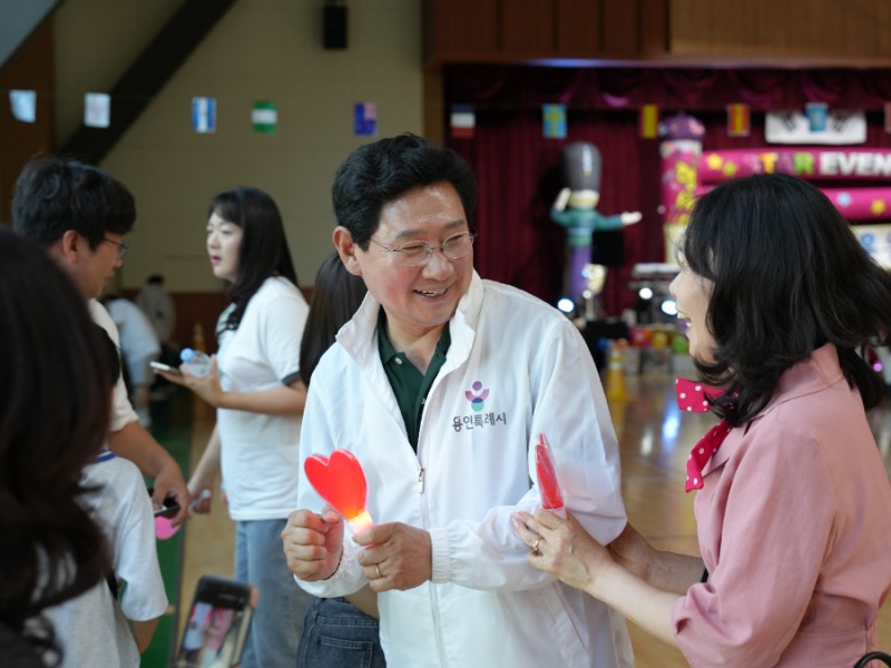 이상일 용인시장 후보가 30일 운동회에서 한 학부모와 환하게 웃고 있다./선거캠프