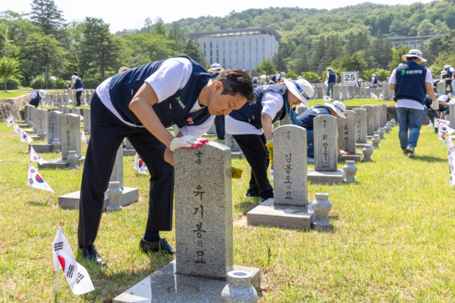 정기선 HD현대 회장이 29일 국립서울현충원을 찾아 임직원들과 함께 참전용사의 비석을 닦고 있다. 사진= HD현대