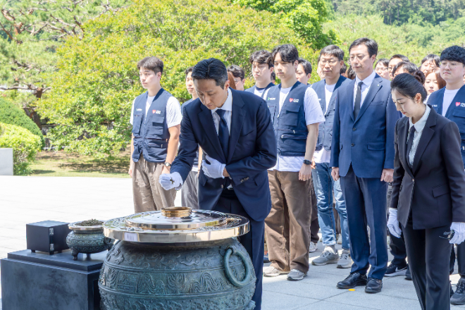 정기선 HD현대 회장이 29일 임직원들과 함께 국립서울현충원 현충탑을 찾아 분향을 한 뒤 묵념을 하고 있다. 사진= HD현대