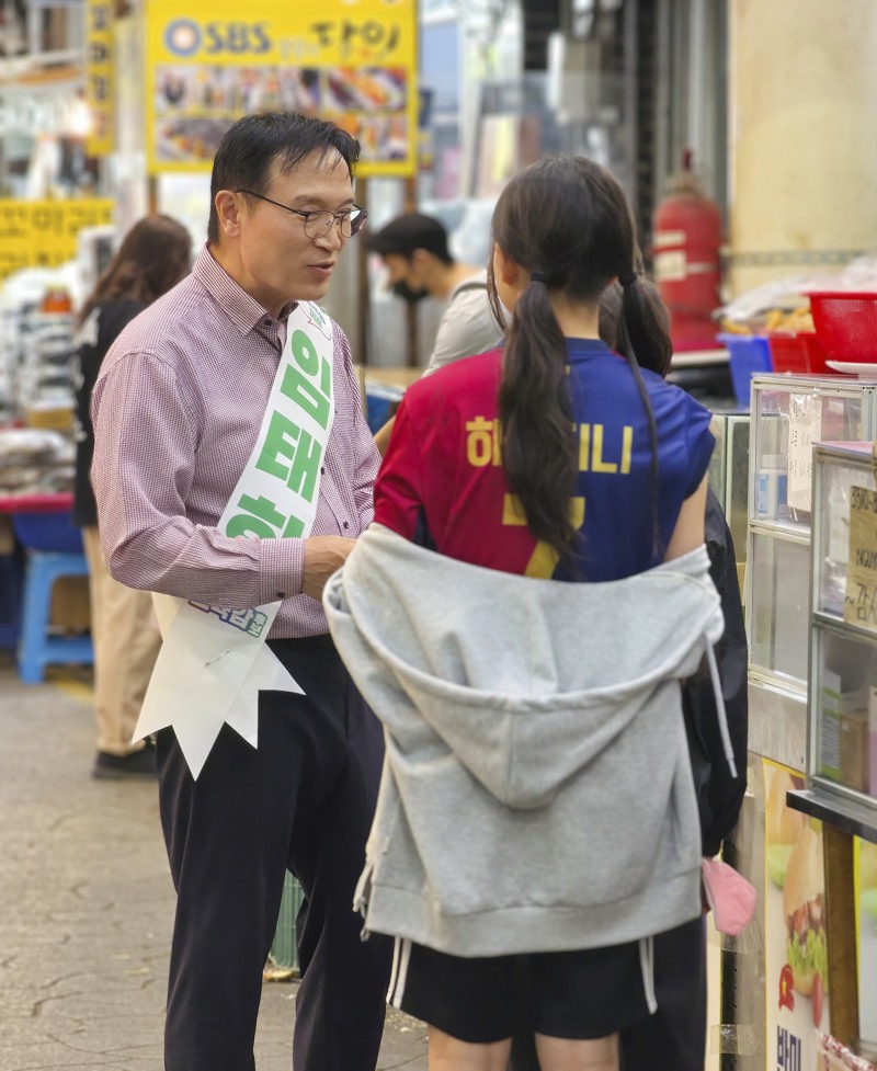 임태희 경기도교육감 후보가 학생과 거리에서 대화를 하고있다. /임태희 미래교육캠프