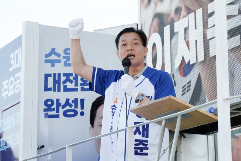 이재준 더불어민주당 수원특례시장 후보가 30일 수원 화성행궁광장에서 추미애 경기도지사 후보와 합동유세를 열고 수원대전환 완성을 호소하고 있다./선거캠프